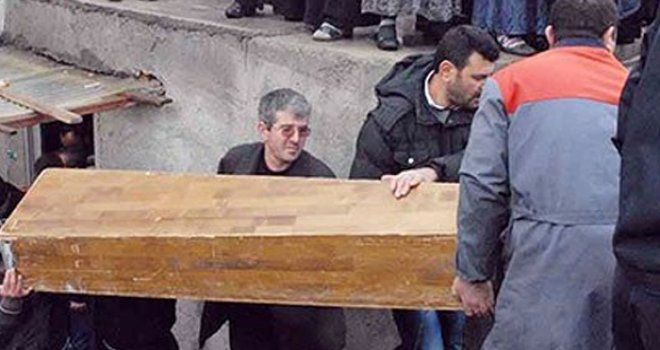 Şiddetli lodos bacayı devirdi