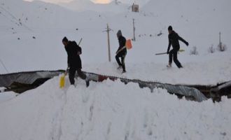 Yüksekova'da okulun üstüne çığ düştü
